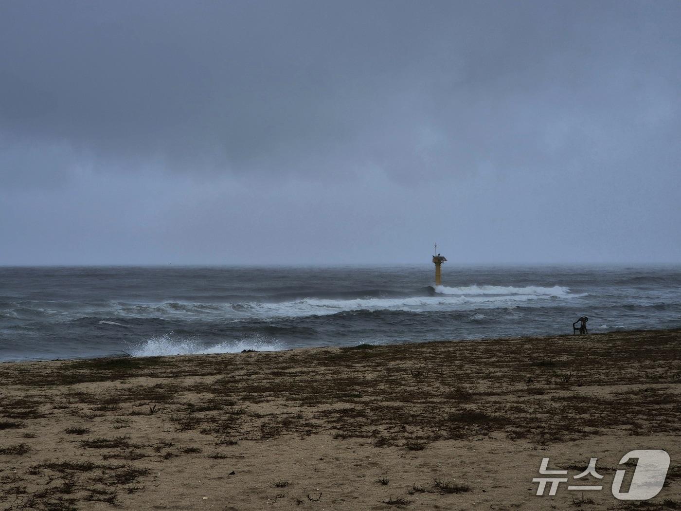 본문 이미지 - 흐린 날씨 높은 파도.(강릉해경 제공, 재판매 및 DB 금지)