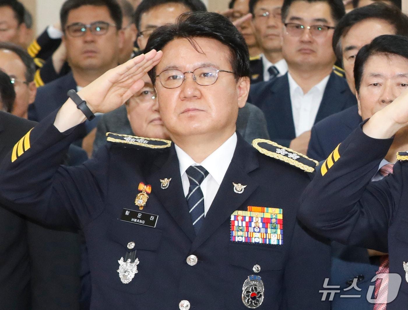 본문 이미지 - 황운하 의원이 대전경찰청장 재직시절 거수경례를 하는 모습.(뉴스1 DB) /뉴스1 ⓒ News1