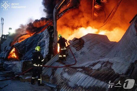 본문 이미지 - 우크라이나 소방 당국이 16일(현지시간) 러시아의 드론 공격으로 밤새 공격당해 화재가 발생한 오데사의 가전제품 창고에서 불을 끄고 있다. 2025.12.16 ⓒ 로이터=뉴스1 ⓒ News1 김경민 기자 <자료사진>