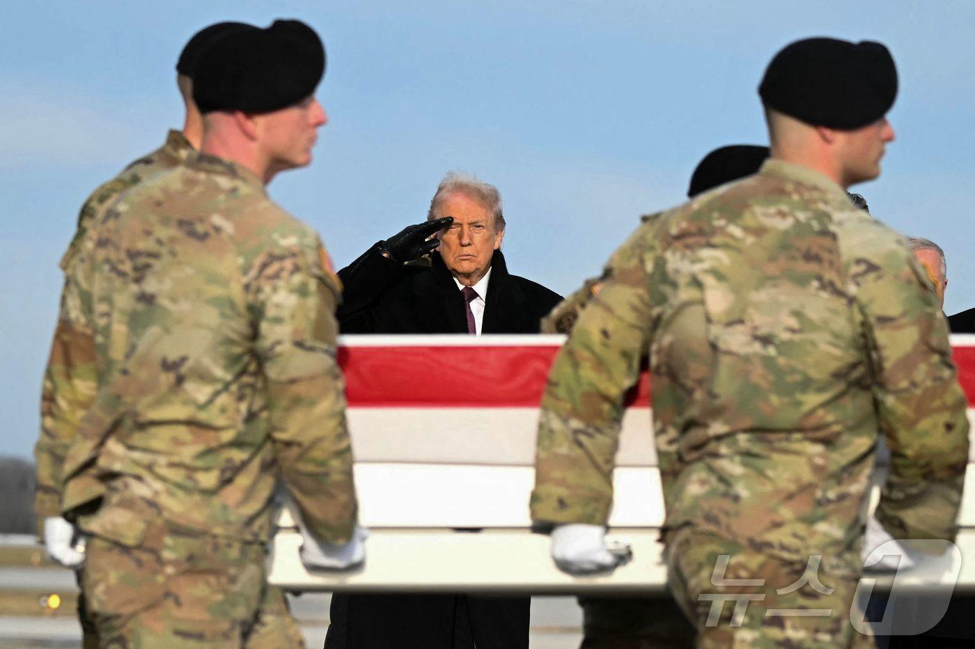 도널드 트럼프 미국 대통령이 17일(현지시간) 미국 델라웨어주 도버 공군기지에서 시리아 미군 전사자의 유해 이송 행렬에 거수경례를 하고 있다. 2025.12.17 ⓒ AFP=뉴스1 ⓒ News1 이지예 객원기자