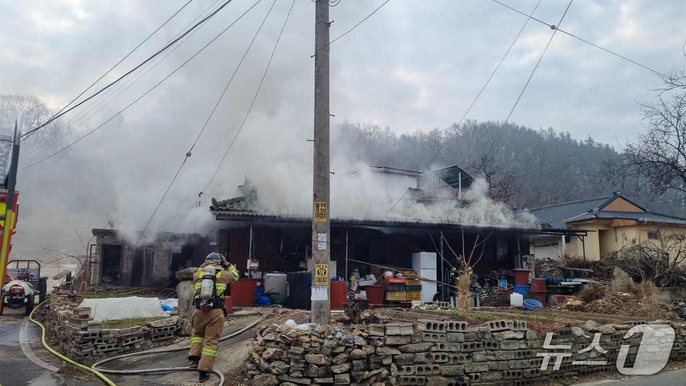 20일 오전 8시 31분쯤 경북 안동 풍산읍의 한 주택에서 원인을 알수 없는 불이 나 소방 당국이 진화하고 있다. (경북소방안전본부 제공. 재판매 및 DB 금지) 2025.12.20/뉴스1