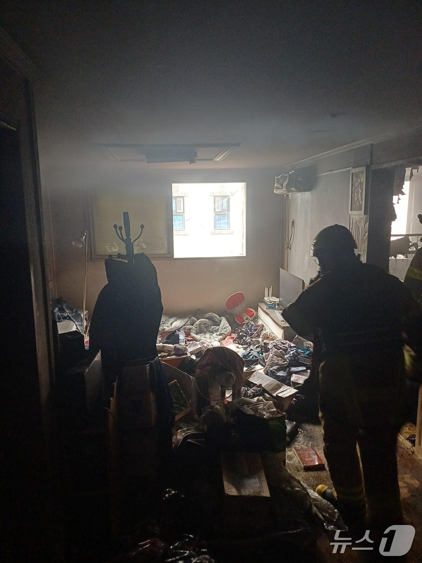 본문 이미지 - 20일 낮 12시 7분쯤 경북 포항 죽도동의 한 4층짜리 원룸 2층에서 불이 났다. (경북소방안전본부 제공. 재판매 및 DB 금지) 2025.12.20/뉴스1