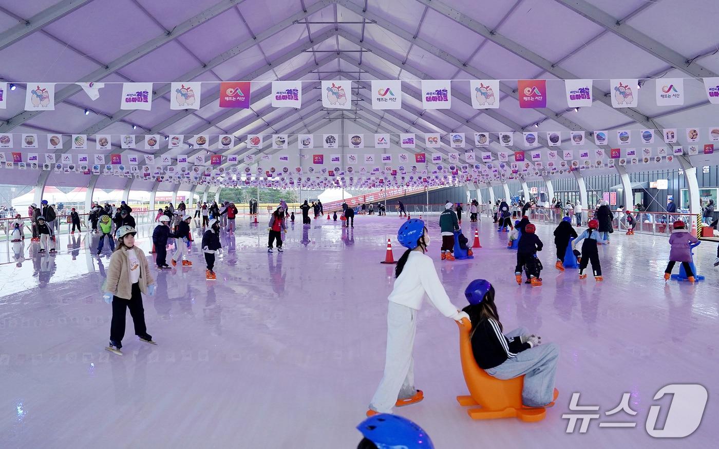 서산 겨울테마파크에서 아이들이 스케이트를 타고 있다. (서산시 제공, 재판매 및 DB금지) / 뉴스1