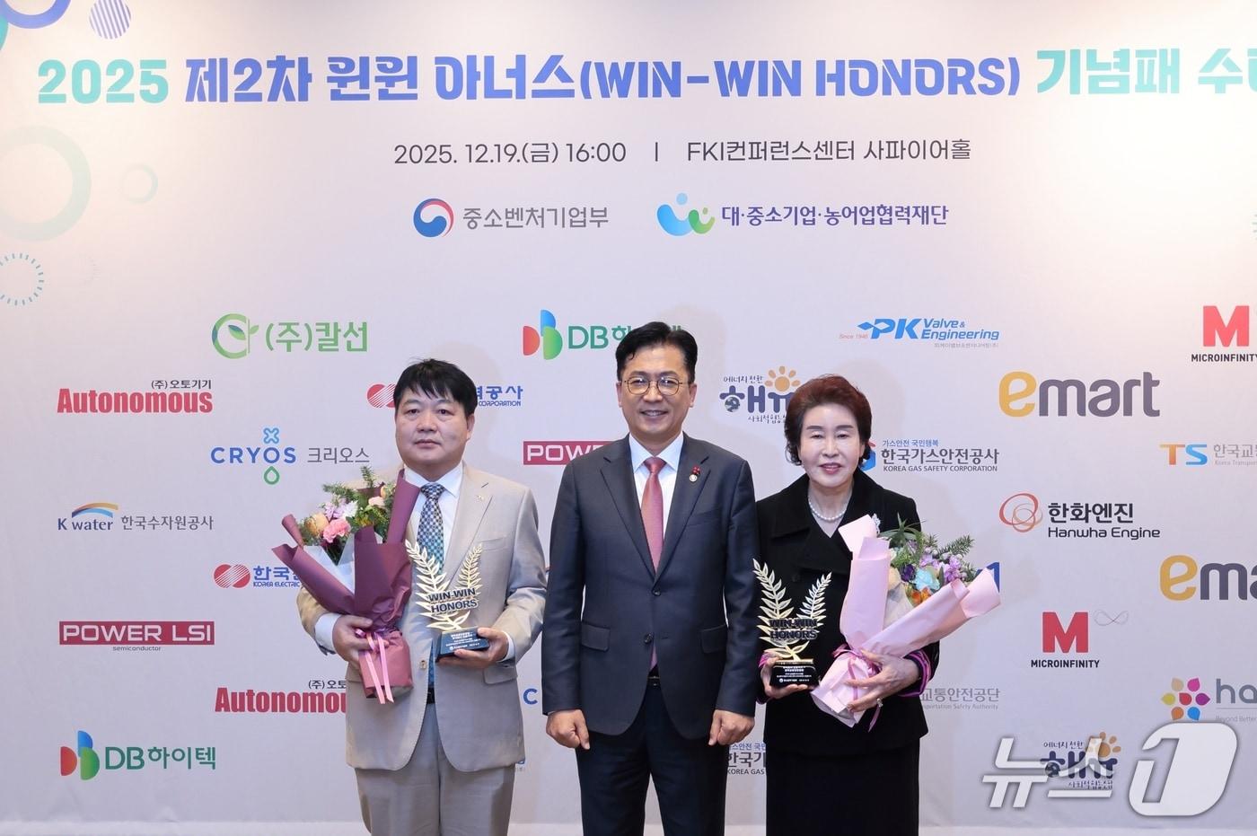 김웅영 TS 기획본부장(사진 맨 왼쪽)과 노성득 ㈜오토기기 대표이사(사진 맨 오른쪽)가 이병권 중소벤처기업부 2차관(사진 가운데)으로부터 함께 기념패를 수여받은 후 기념사진을 찍고 있는 모습. (TS 제공) 뉴스1 ⓒ News1