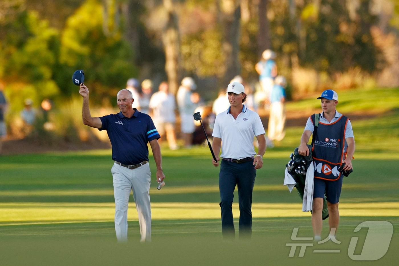 PNC 챔피언십 첫날 선두에 오른 맷 쿠처(왼쪽)와 캐머런 쿠처. ⓒ AFP=뉴스1