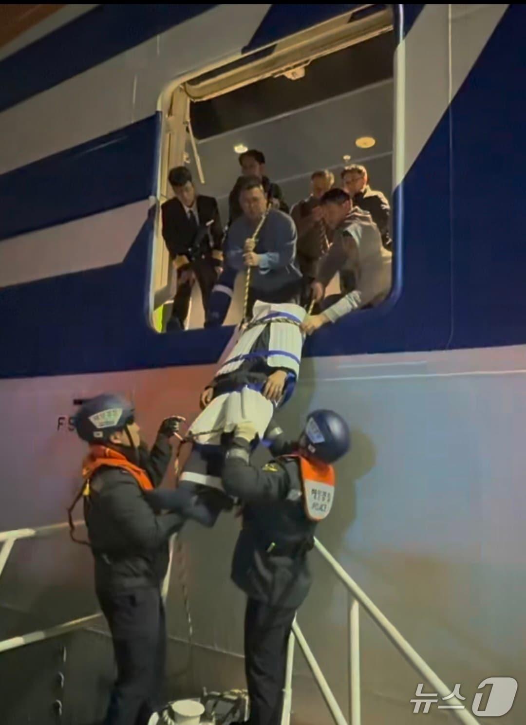 본문 이미지 - 21일 오전 1시 59분쯤 부산 수영만 해상에 정박 중이던 크루즈선에서 60대 승객이 선내 계단에서 추락해 해경이 병원 이송을 돕고 있다.(부산해경 제공. 재판매 및 DB금지)