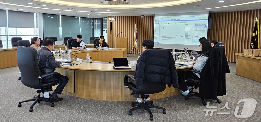 본문 이미지 - 4대 항만공사 항만운영부서 실무진이 논의를 하고 있다. (인천항만공사 제공.재판매 및 DB금지)