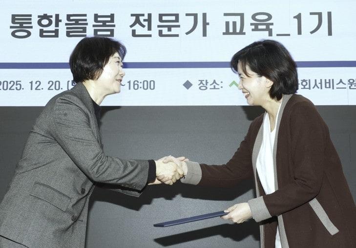 본문 이미지 -  이스란 제1차관(왼쪽), 통합돌봄 전문가 위촉장 수여식 참석. (보건복지부 제공)