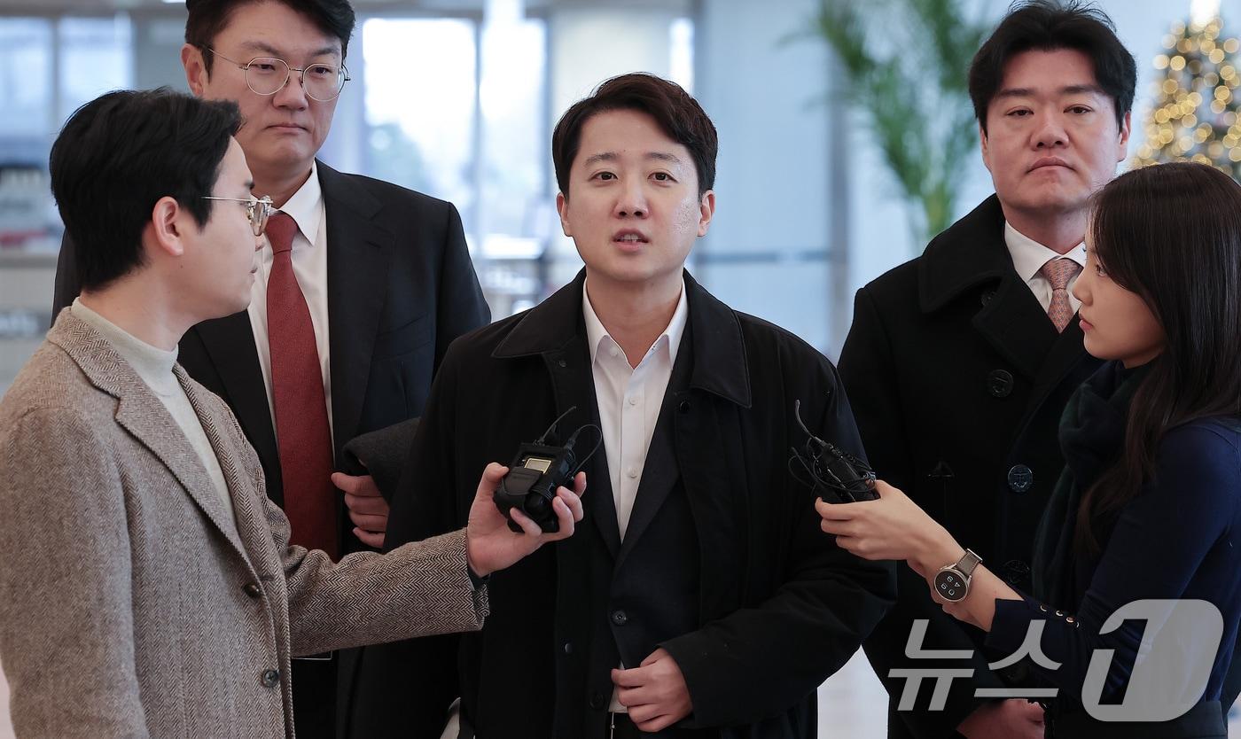 국민의힘 대표 당시 당 공천 과정에 개입했다는 의혹을 받는 이준석 개혁신당 대표가 21일 서울 종로구 KT 광화문빌딩에 마련된 김건희 특검(특별검사 민중기) 사무실에 피의자 조사를 받기 위해 출석하며 입장을 밝히고 있다. 2025.12.21/뉴스1 ⓒ News1 김성진 기자