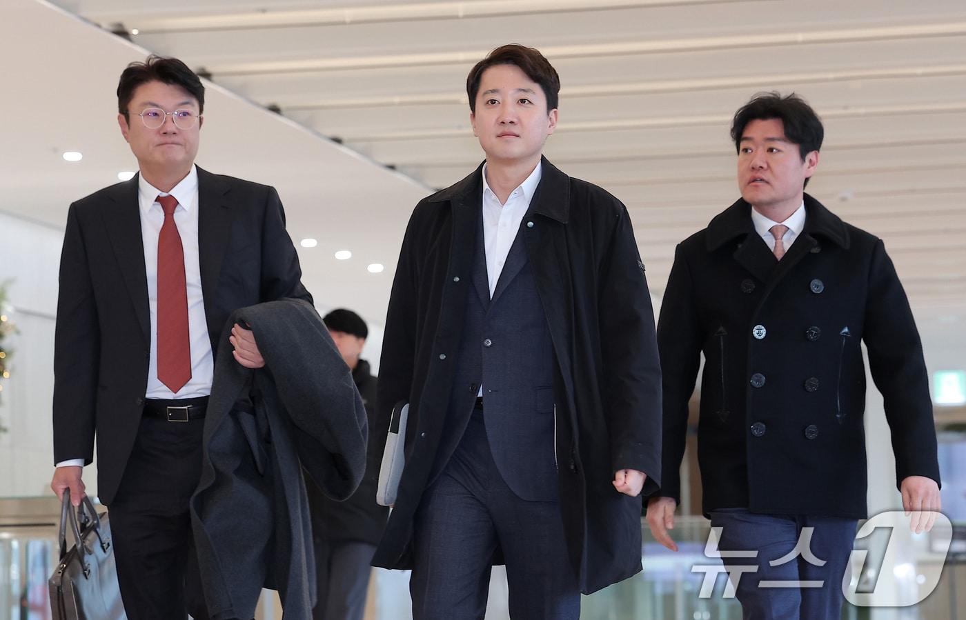 국민의힘 대표 당시 당 공천 과정에 개입했다는 의혹을 받는 이준석 개혁신당 대표가 21일 서울 종로구 KT 광화문빌딩에 마련된 김건희 특검(특별검사 민중기) 사무실에 피의자 조사를 받기 위해 출석하고 있다. 2025.12.21/뉴스1 ⓒ News1 김성진 기자