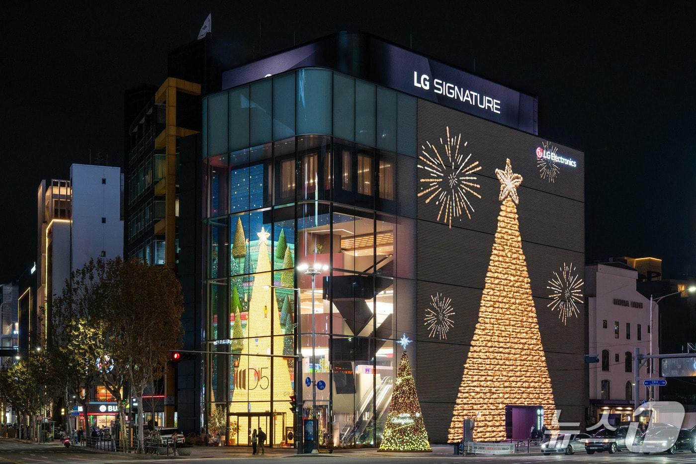 서울 강남구 도산대로에 위치한 ‘LG전자 플래그십 D5’ 외벽이 크리스마스 트리로 물들었다. LG전자는 크리스마스를 비롯해 계절에 따라 다양한 테마의 미디어 파사드를 통해 도심 속 새로운 시각적 즐거움을 제공할 예정이다. (LG전자 제공)