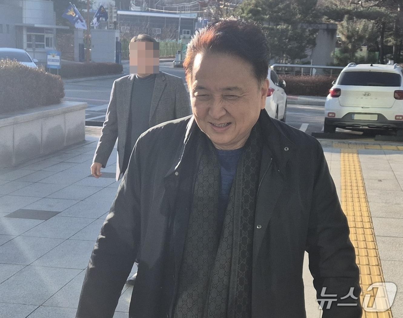 본문 이미지 - 김영환 지사가 21일 오전 충북경찰청에 출석하고 있다.(독자제공. 재판매 및 DB금지)./뉴스1 