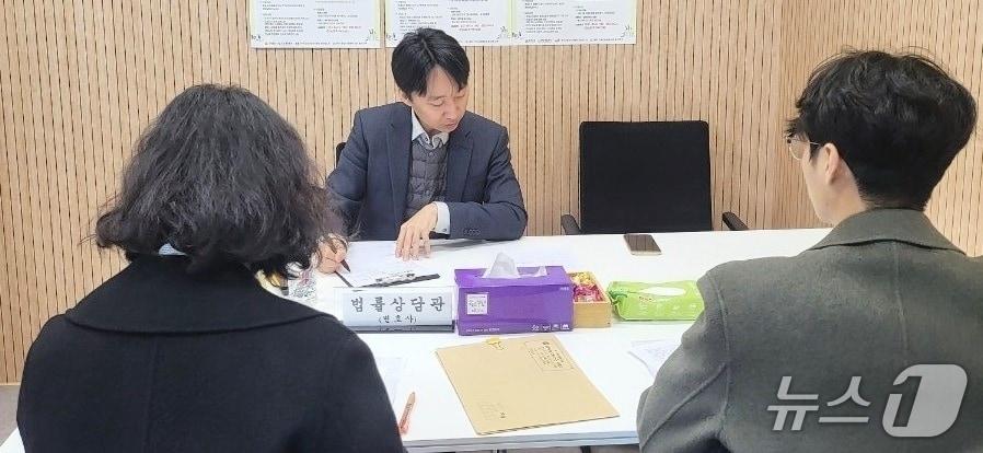 본문 이미지 - 전남도 무료법률상담 모습.(전남도 제공. 재판매 및 DB금지) 2025.12.21/뉴스1