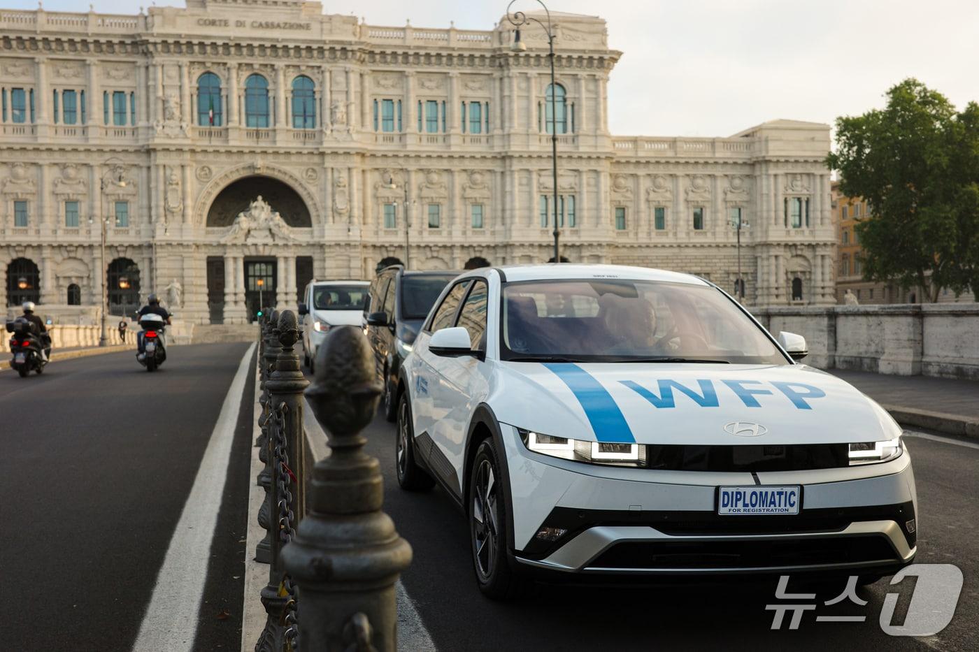 현대차는 UN 소속의 식량위기 대응 기구인 세계식량계획(WFP)에 아이오닉 5 차량 8대와 충전 인프라를 기증했으며, 기증 차량들이 구호 현장에서 활약하는 모습을 통해 기후위기 대응에 대한 공감대를 형성하는 영상을 공개했다고 21일 밝혔다. WFP 구호현장에서 활약 중인 현대자동차 아이오닉 5(현대차 제공)