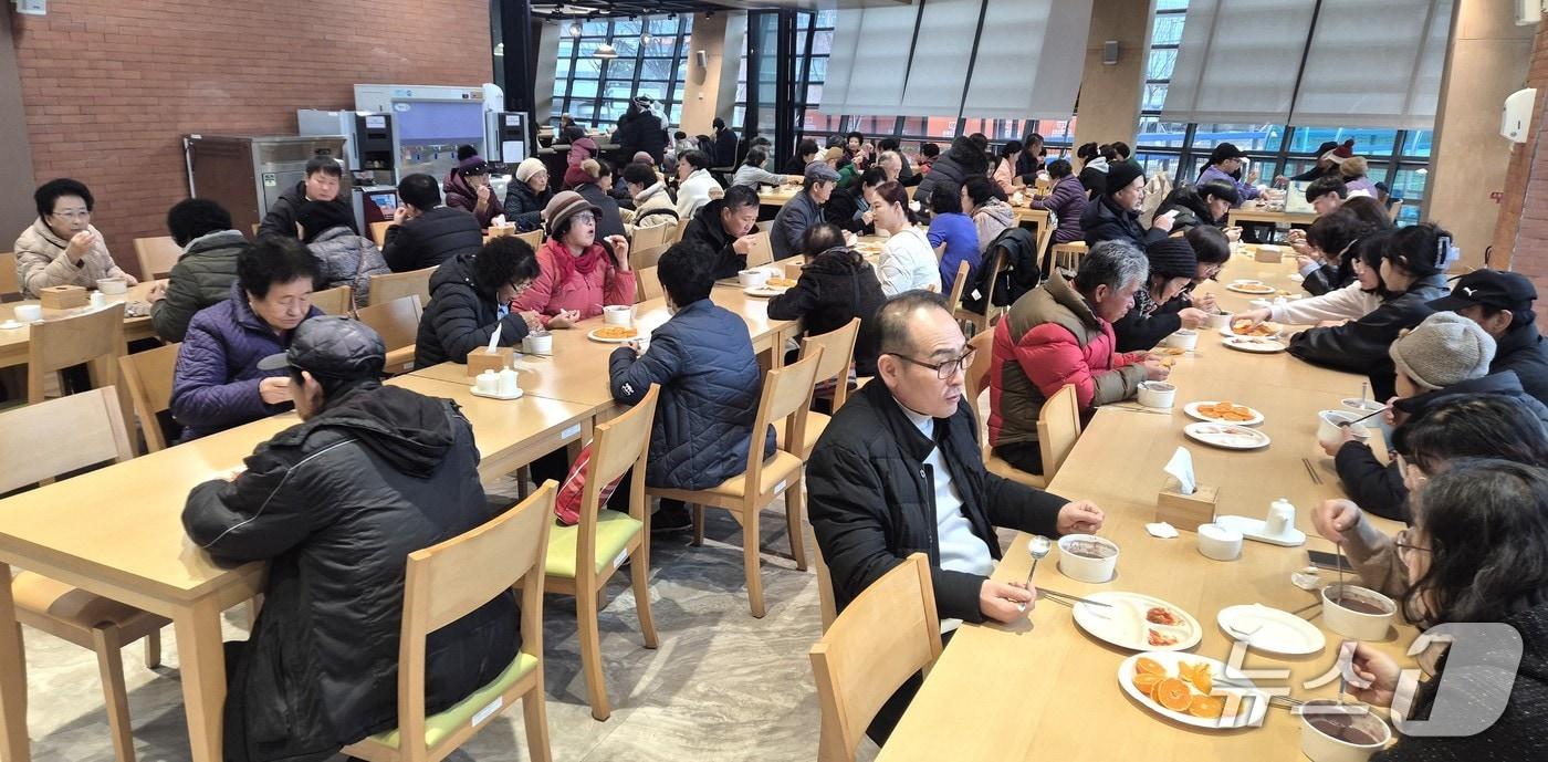 옥천도립대학교 '팥죽먹Go 복받Go' 행사 (옥천도립대 제공. 재판매 및 DB금지) /뉴스1