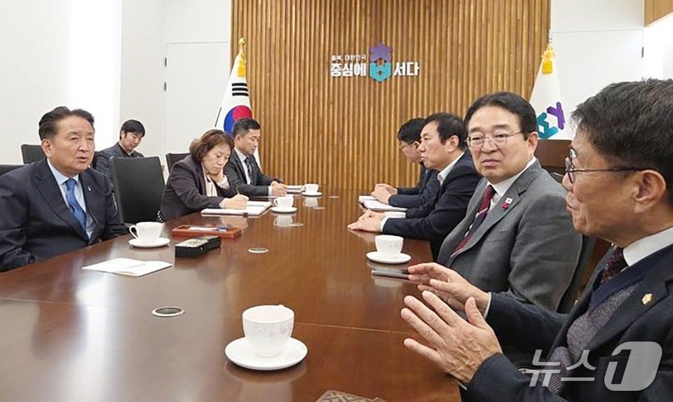 본문 이미지 - 김영환 충북지사와 황규철 옥천군수, 추복성 옥천군의장 등이 농어촌 기본소득 시범사업비 분담에 대해 논의하고 있다. (옥천군 제공. 재판매 및 DB금지) /뉴스1 