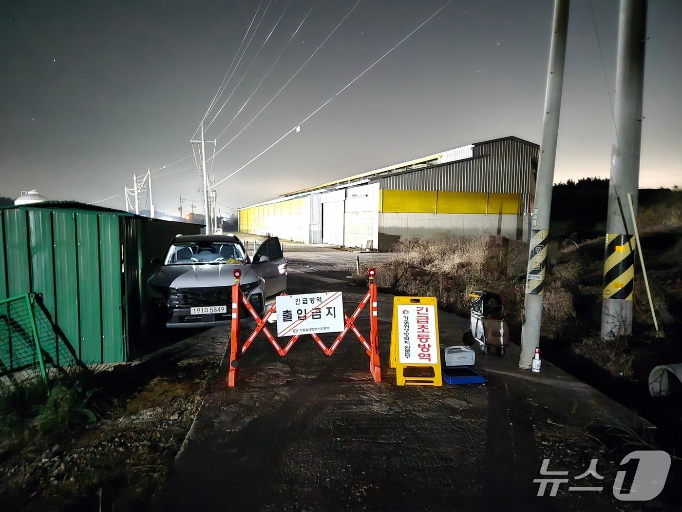 본문 이미지 - 전남 나주의 육용오리 농장에서 H5형 조류인플루엔자(AI) 항원이 검출돼 방역당국이 지난 20일 초동방역하고 있다.(전남도 제공. 재판매 및 DB 금지)