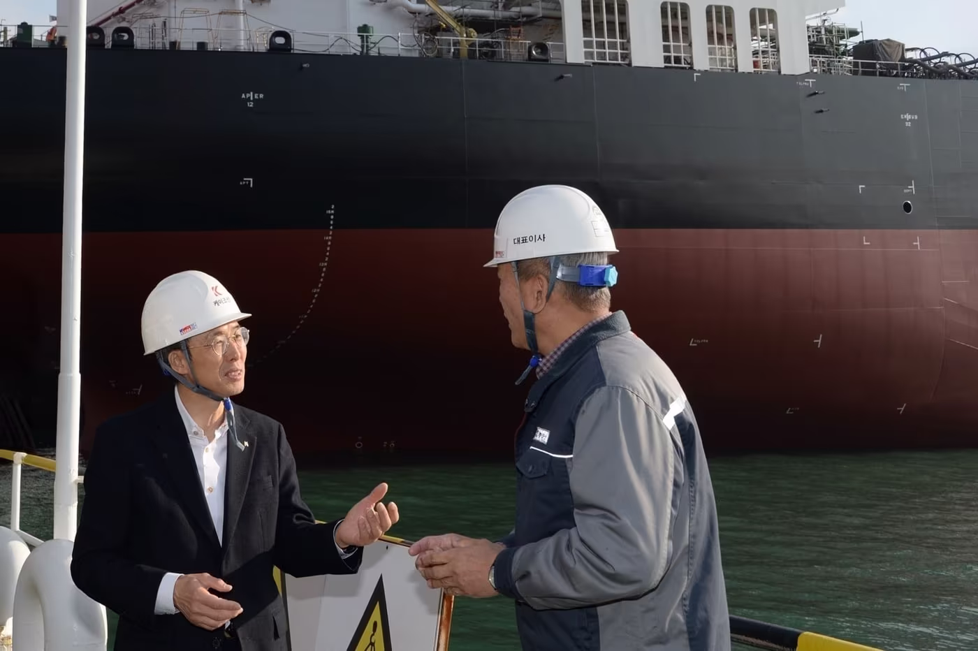 황기연 한국수출입은행장(왼쪽)이 19일 경남 창원에 위치한 케이조선을 찾아 김찬 대표와 대화를 나누고 있다(수출입은행 제공).