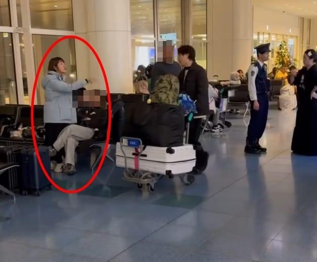 중국인 관광객이 대만인 관광객을 향해 소리치며 삿대질을 하고 있다. 출처=타이완 뉴스.SNS