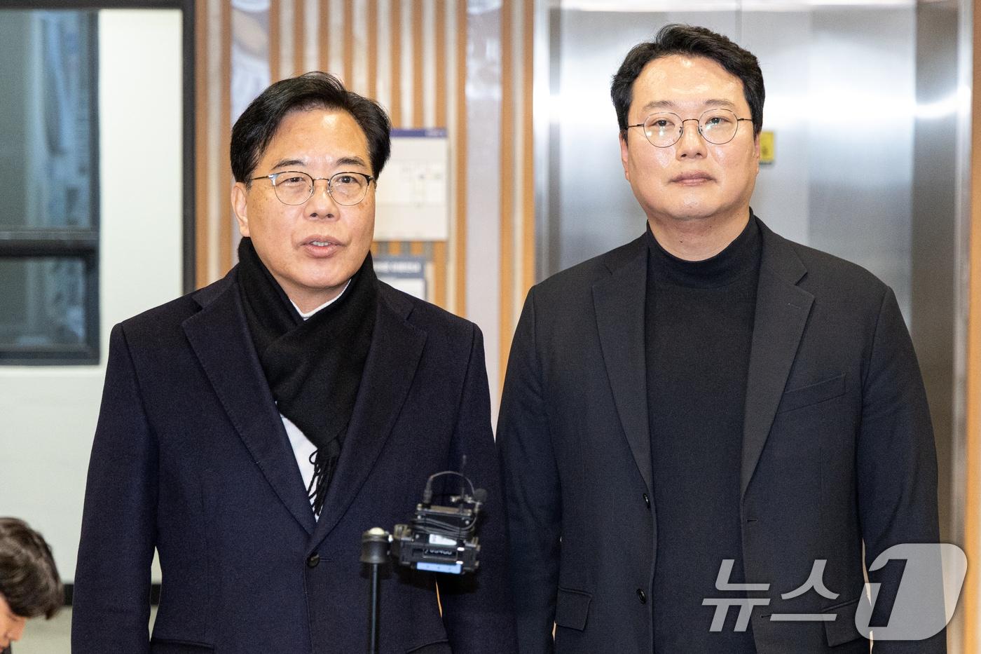 송언석 국민의힘 원내대표와 천하람 개혁신당 원내대표가 21일 서울 여의도의 한 식당에서 '통일교 특검법' 합의를 위한 오찬 회동을 마치고 브리핑하고 있다. 2025.12.21/뉴스1 ⓒ News1 이승배 기자