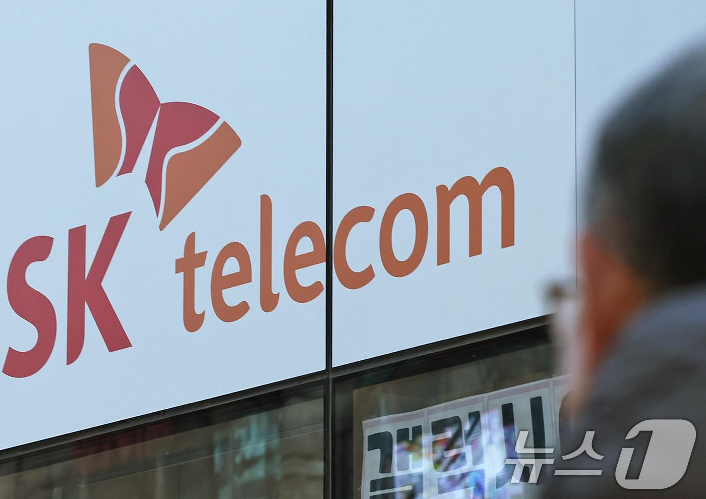 본문 이미지 - 서울에 위치한 SK텔레콤 직영 매장 2025.12.21/뉴스1 ⓒ News1 장수영 기자