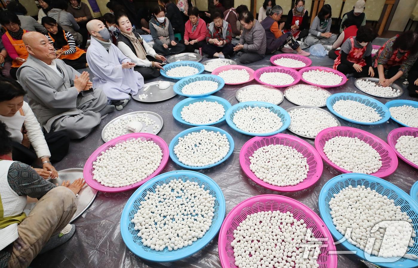 동지(冬至)를 하루 앞둔 21일 대구 남구 한국불교대학 대관음사 공양간에 둘러앉은 스님과 불자들이 팥죽에 넣을 새알심을 정성스레 빚고 있다. 2025.12.21/뉴스1 ⓒ News1 공정식 기자