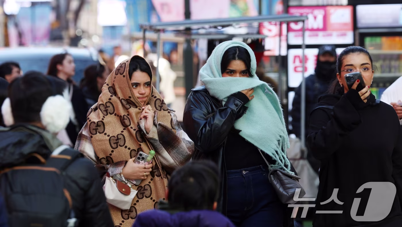 휴일인 21일 서울 명동에서 외국인 관광객들이 추운 날씨속에서 연말을 보내고 있다. 2025.12.21/뉴스1 ⓒ News1 김명섭 기자