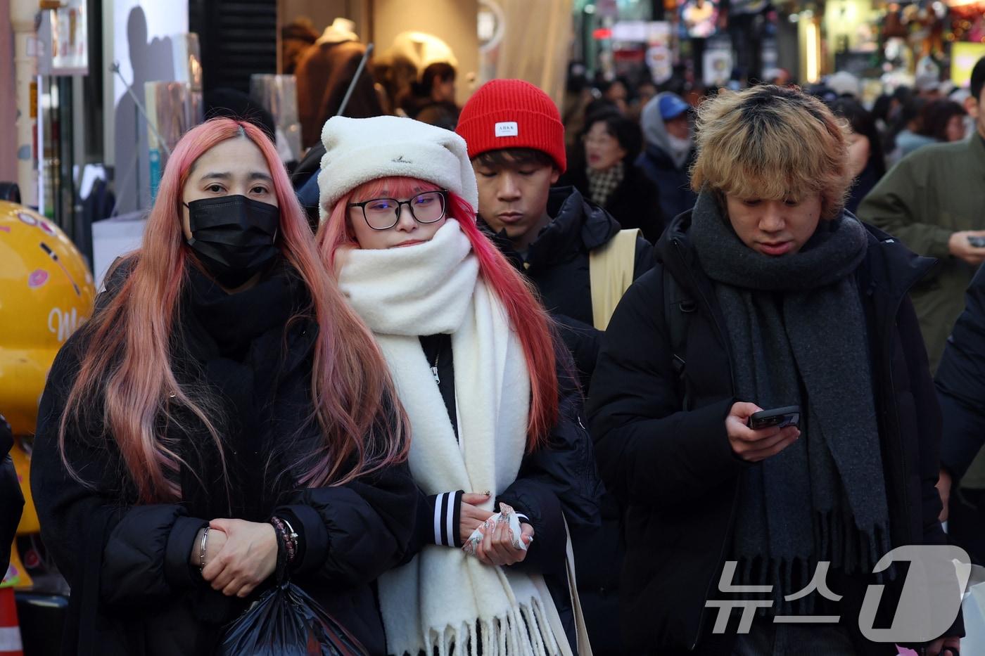휴일인 지난 21일 서울 명동에서 외국인 관광객들이 추운 날씨속에서 연말을 보내고 있다. 이날 서울 낮기온은 2도를 보였다. 2025.12.21/뉴스1 ⓒ News1 김명섭 기자