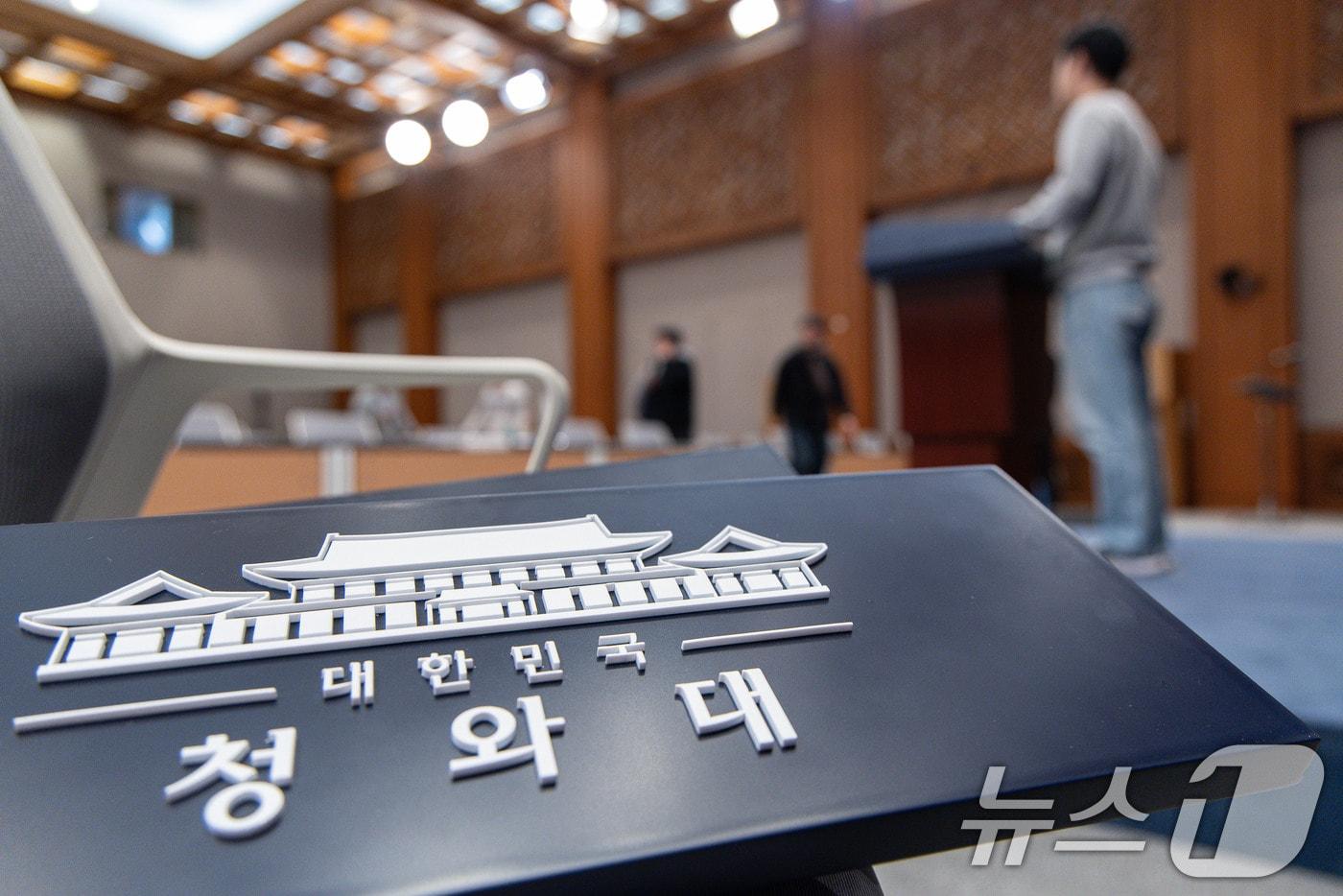 대통령실이 청와대 순차 이전을 진행 중인 21일 청와대 춘추관 브리핑룸에서 취재진들이 장비를 점검하고 있다. 2025.12.21/뉴스1 ⓒ News1 이재명 기자