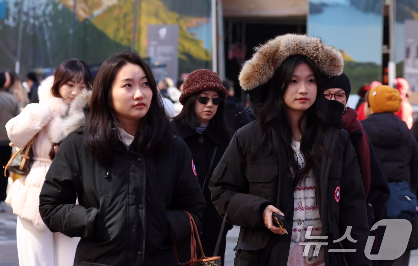 휴일인 21일 서울 명동에서 외국인 관광객들이 추운 날씨속에서 연말을 보내고 있다. 이날 서울 낮기온은 2도를 보였다. 한편 연중 밤의 길이가 가장 긴 동지(冬至)인 22일은 아침 기온이 낮아 쌀쌀하다가 오후부터 평년 기온을 회복한다고 기상청은 예보했다. 2025.12.21/뉴스1 ⓒ News1 김명섭 기자