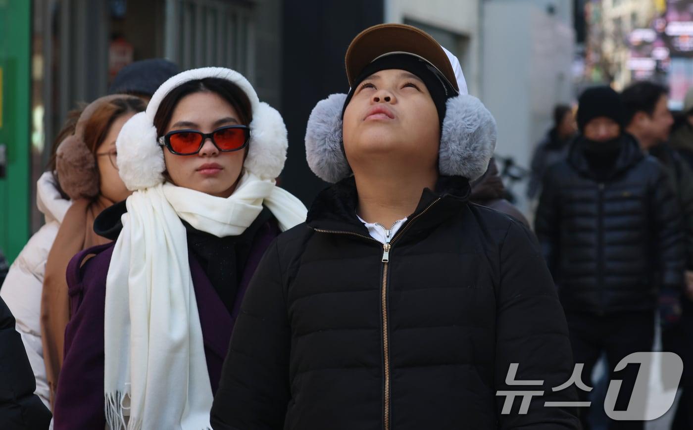 휴일인 21일 서울 명동에서 외국인 관광객들이 추운 날씨속에서 연말을 보내고 있다. 이날 서울 낮기온은 2도를 보였다. 한편 연중 밤의 길이가 가장 긴 동지(冬至)인 22일은 아침 기온이 낮아 쌀쌀하다가 오후부터 평년 기온을 회복한다고 기상청은 예보했다. 2025.12.21/뉴스1 ⓒ News1 김명섭 기자