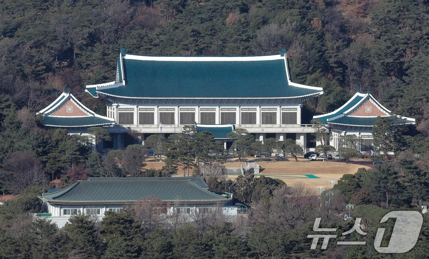 대통령실이 청와대 순차 이전을 진행 중인 21일 서울 종로구 정부서울청사에서 바라본 청와대 모습. 대통령실은 이번 달 말까지 청와대 이전을 마칠 예정이다. 2025.12.21/뉴스1 ⓒ News1 김성진 기자
