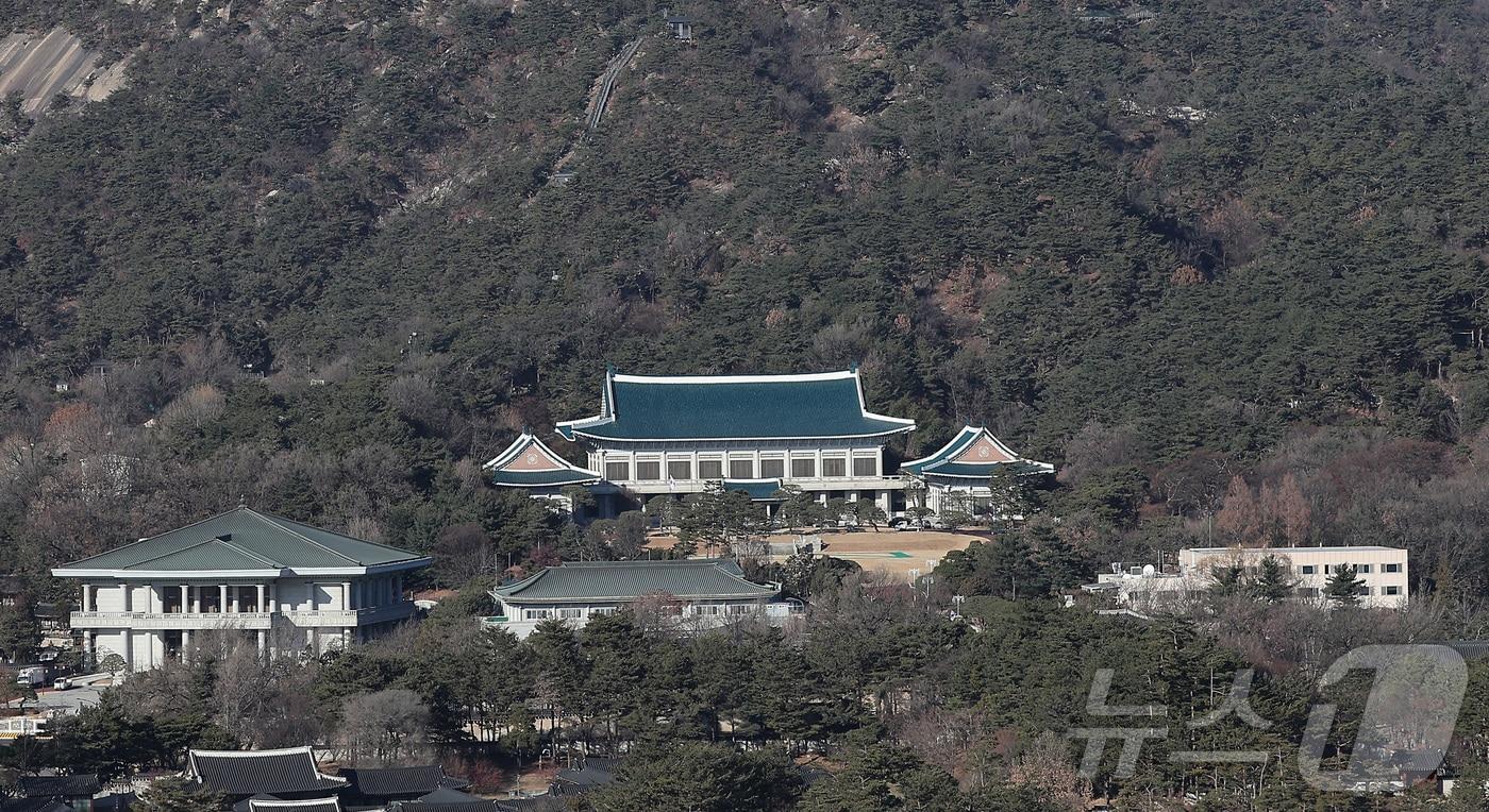 대통령실이 청와대 순차 이전을 진행 중인 지난 21일 서울 종로구 정부서울청사에서 바라본 청와대 모습. 대통령실은 이번 달 말까지 청와대 이전을 마칠 예정이다. 2025.12.21/뉴스1 ⓒ News1 김성진 기자