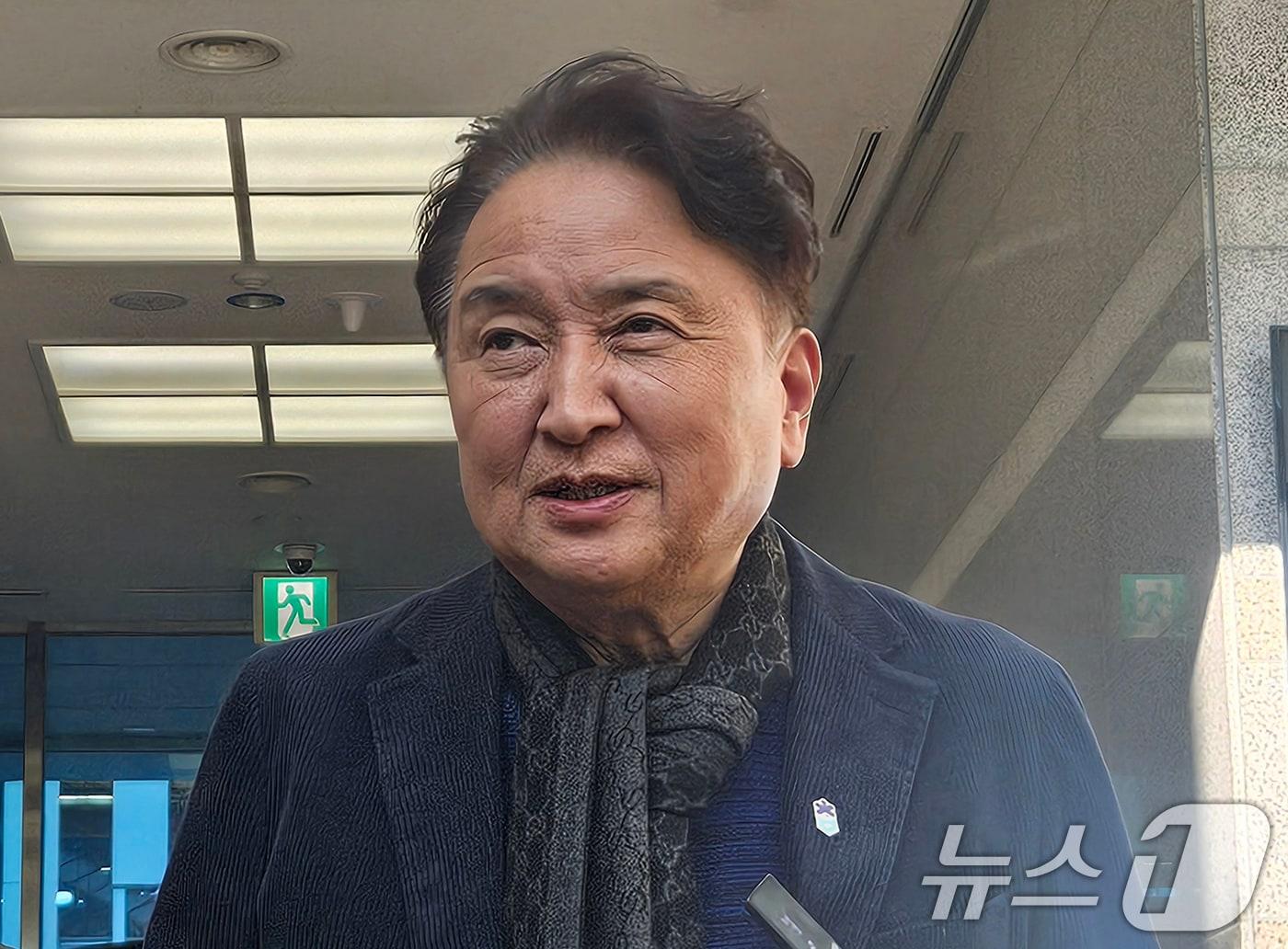 본문 이미지 - 지역 체육계 인사들로부터 돈봉투를 수수한 혐의를 받는 김영환 충북지사가 21일 청주시 충북경찰청 반부패경제범죄수사대에서 두 번째 소환조사를 마친 후 나서며 취재진 질문에 답하고 있다. 2025.12.21/뉴스1 ⓒ News1 이재규 기자