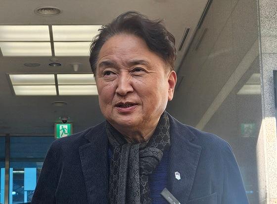 본문 이미지 - 돈봉투 수수 혐의로 수사받는 김영환 충북지사가 경찰 소환조사를 마치고 취재진 질문에 답하고 있다.(자료사진)