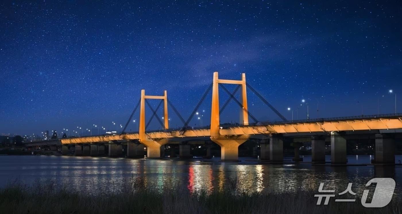 야간 조명이 켜진 신 행주대교. /뉴스1 DB
