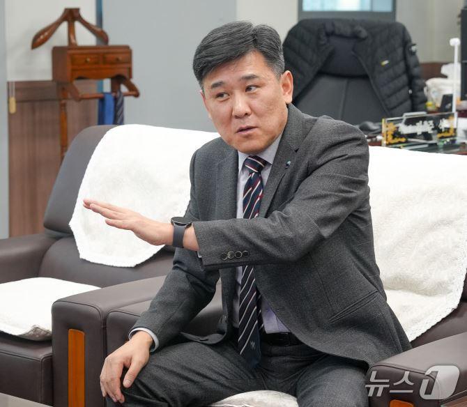 본문 이미지 - 김준석 한국해양교통안전공단(KOMSA) 이사장이 뉴스1과 인터뷰를 하고 있다(한국해양교통안전공단 제공)