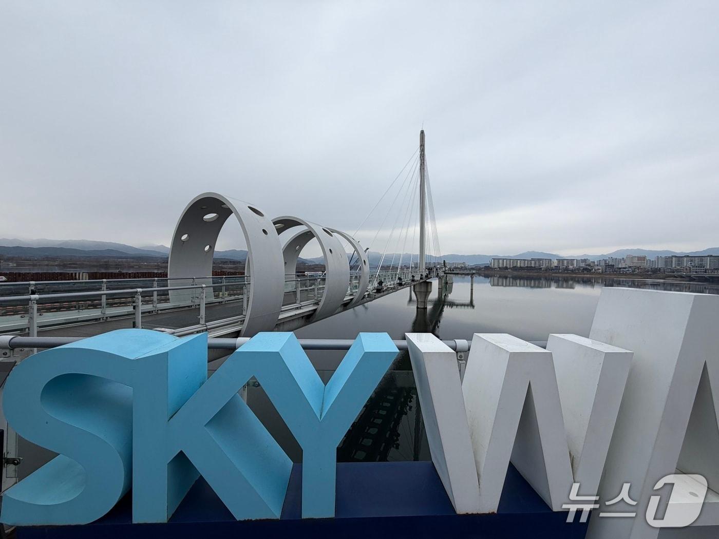 본문 이미지 - 강원 소양강 스카이워크를 찾은 관광객들.(뉴스1 DB)