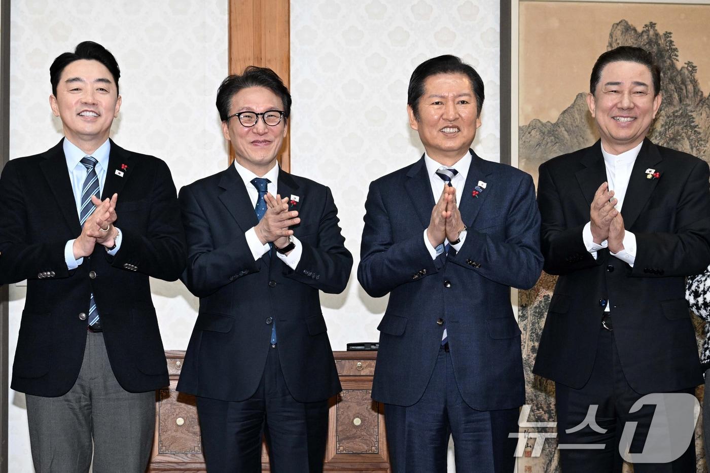 김민석 국무총리와 정청래 더불어민주당 대표, 김병기 민주당 원내대표, 강훈식 대통령실 비서실장이 21일 서울 종로구 국무총리공관에서 열린 제5차 고위당정협의회에 앞서 참석자들과 기념촬영을 하고 있다. (공동취재) 2025.12.21/뉴스1 ⓒ News1 장수영 기자