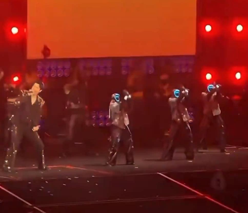 본문 이미지 - 휴머노이드 로봇이 무대에 올라 공연을 펼치는 모습. ( 엑스 계정 'Rohan Paul') 