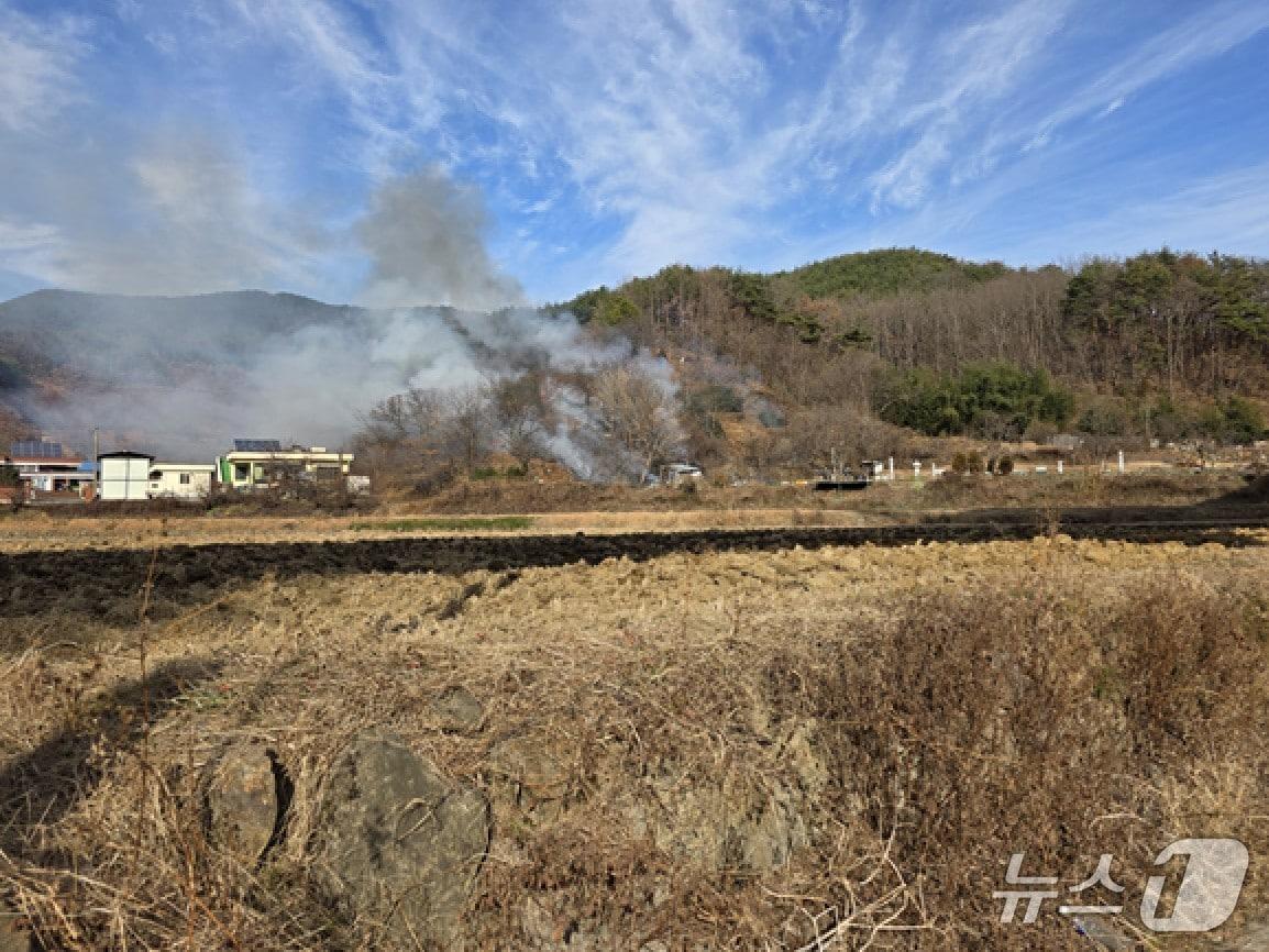본문 이미지 - 21일 오후 2시 19분쯤 전남 광양시 옥곡면의 야산에서 불이나 산림당국이 화재를 진화하고 있다.(산림청 제공. 재판매 및 DB 금지)