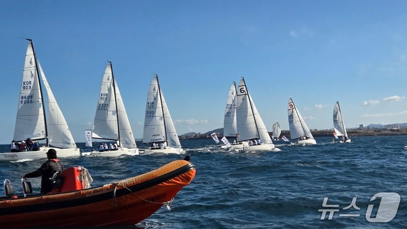 지난달 제주시 도두항 인근에서 열린 제1회 제주컵국제요트대회 모습.(제주도 제공.재판매 및 DB 금지)