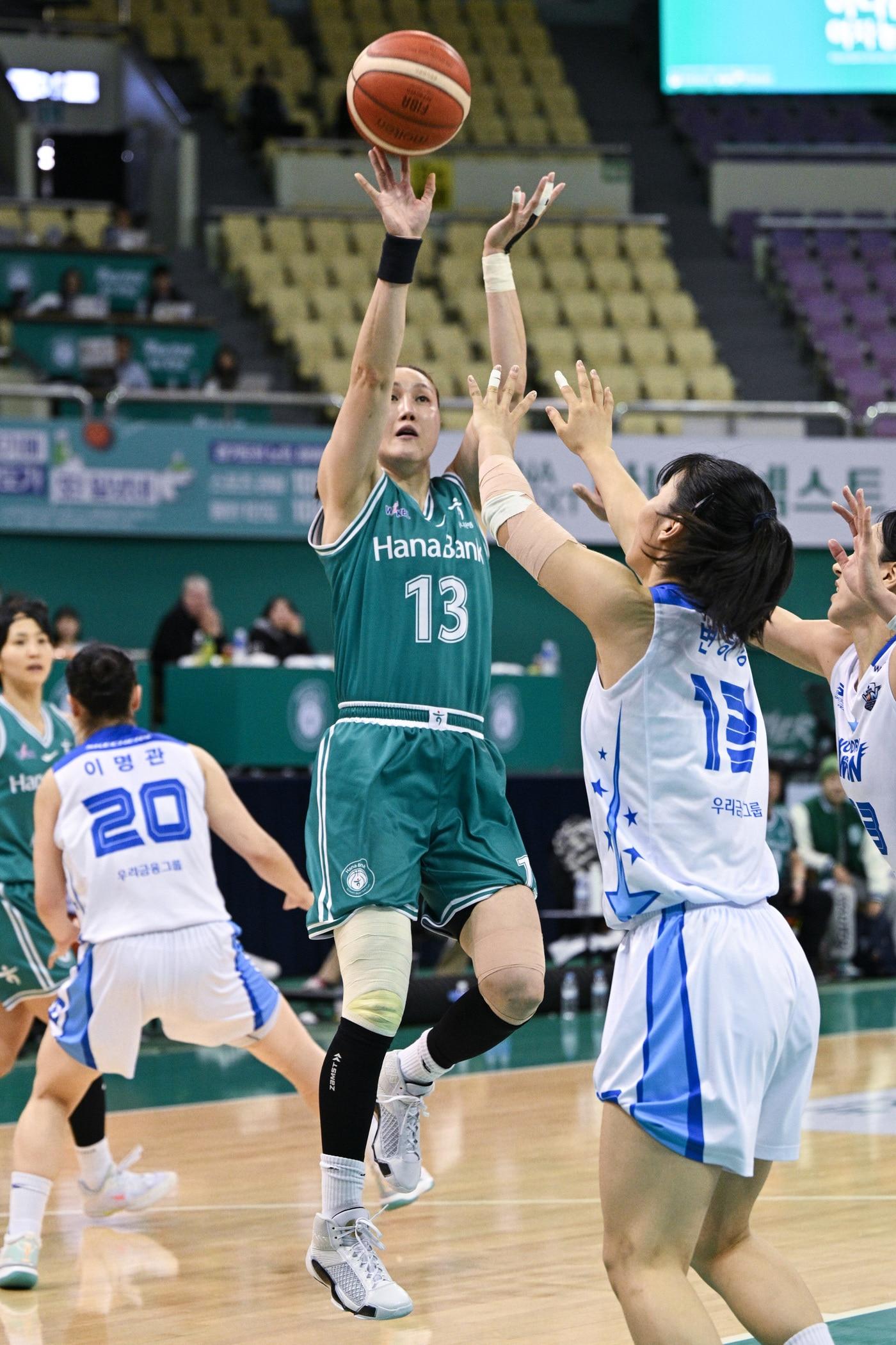 본문 이미지 - 부천 하나은행 김정은(13번)이 21일 WKBL 개인 통산 최다 601경기 출전 기록을 세웠다. (WKBL 제공)