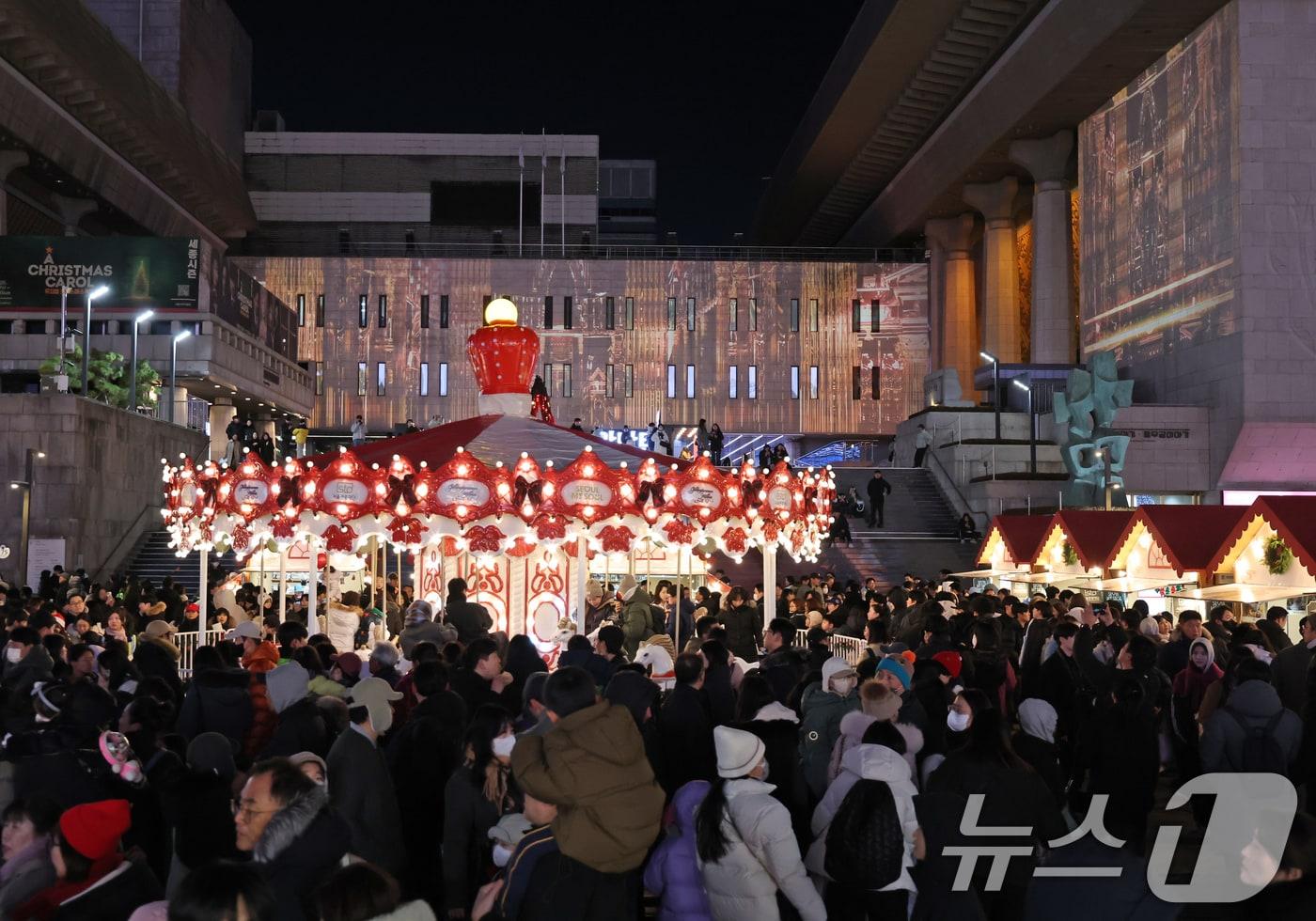 지난 21일 오후 서울 종로구 세종문화회관 외벽에 미디어아트 서울 '아뜰리에 광화' 미디어파사드 전시가 펼쳐지고 있다. 2025.12.21/뉴스1 ⓒ News1 장수영 기자