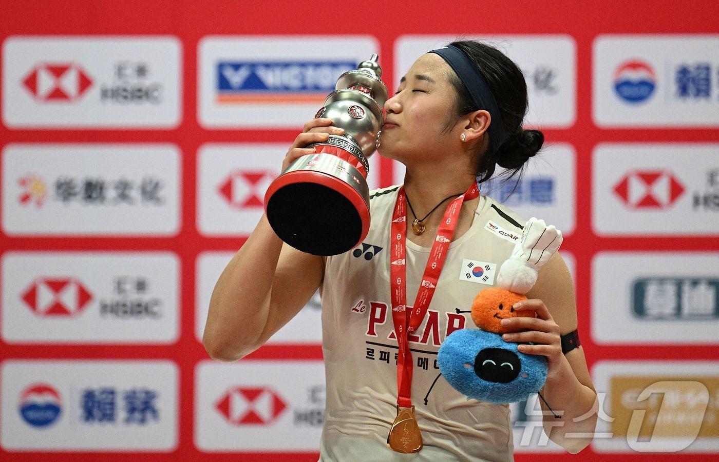안세영이 21일 중국 항저우 올림픽스포츠센터 체육관에서 열린 세계배드민턴연맹(BWF) 월드 투어 파이널 여자단식 결승전에서 우승을 차지한 뒤 트로피를 들고 포즈를 취하고 있다. ⓒ AFP=뉴스1 ⓒ News1 박지혜 기자
