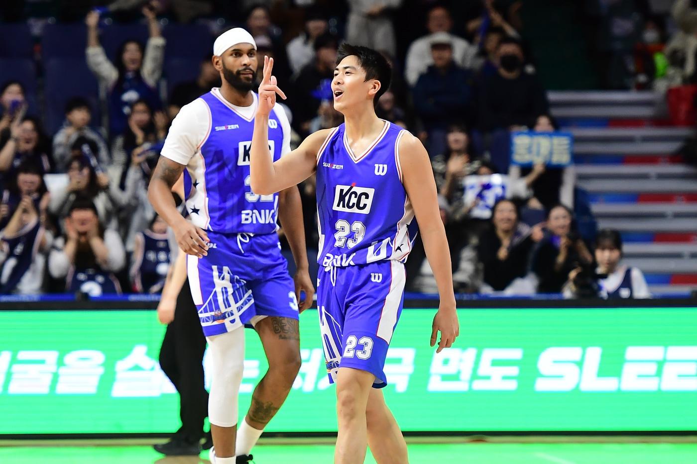 부산 KCC의 6연승을 이끈 윌리엄 나바로(오른쪽)와 드완 에르난데스. (KBL 제공)