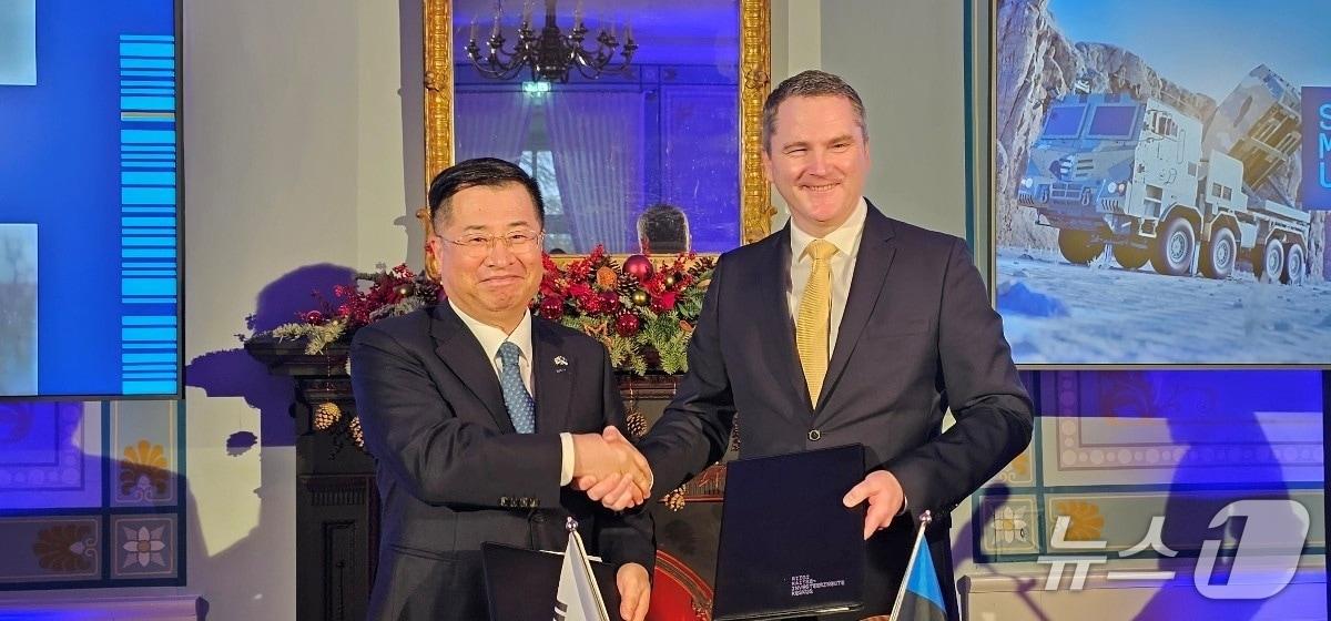 본문 이미지 - 코트라는 12월 21일 에스토니아 탈린 전쟁박물관에서 에스토니아 국방부와 업무협약(MOU)을 체결했다. 강경성 코트라 사장(왼쪽)과 한노 페브쿠르(Hanno Pevkur) 에스토니아 국방장관(오른쪽)이 업무협약 체결 후 기념촬영을 하고 있다.(사진제공=코트라)