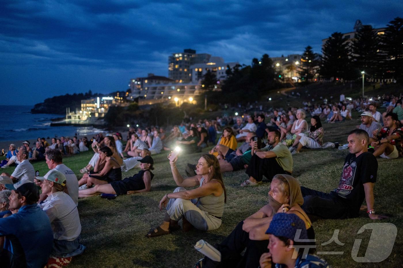지난 14일 시드니 본다이비치에서 유대교 하누카 축제 도중 발생한 총기 난사 사건의 희생자와 생존자들을 기리는 추모 집회가 21일(현지시간) 현지에서 열렸다. 2025. 12. 21. ⓒ 로이터=뉴스1 ⓒ News1 양은하 기자
