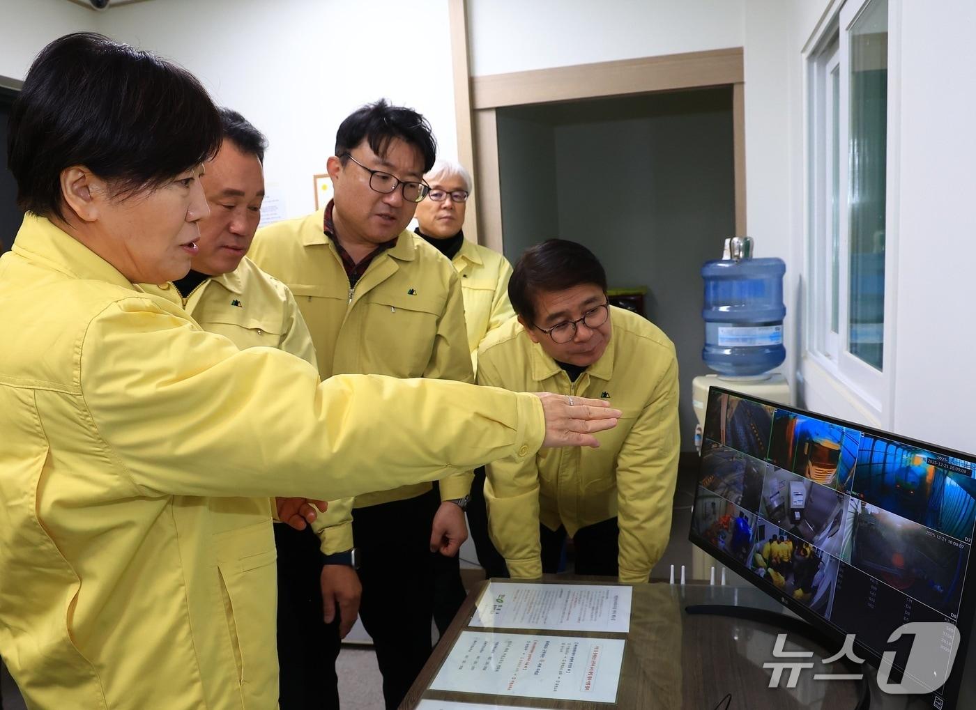 본문 이미지 - 송미령 농림축산식품부 장관은 21일 충북 청주를 찾아 방역관리 실태를 점검했다(농식품부 제공). ⓒ 뉴스1