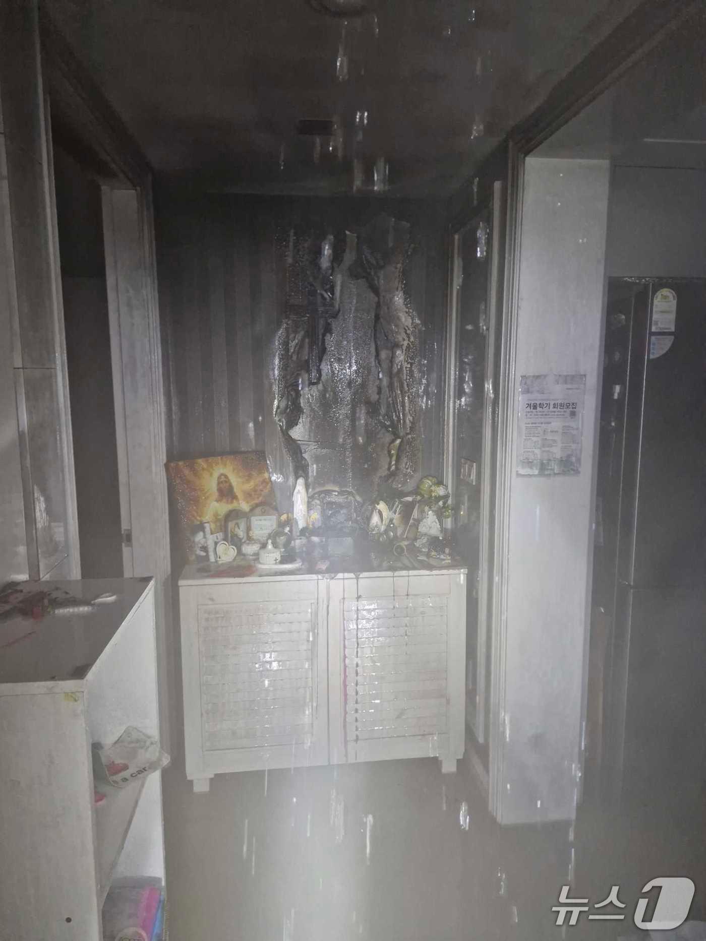 본문 이미지 - 강원 원주 지정면의 한 아파트 화재 현장.(강원도소방본부 제공, 재판매 및 DB금지)